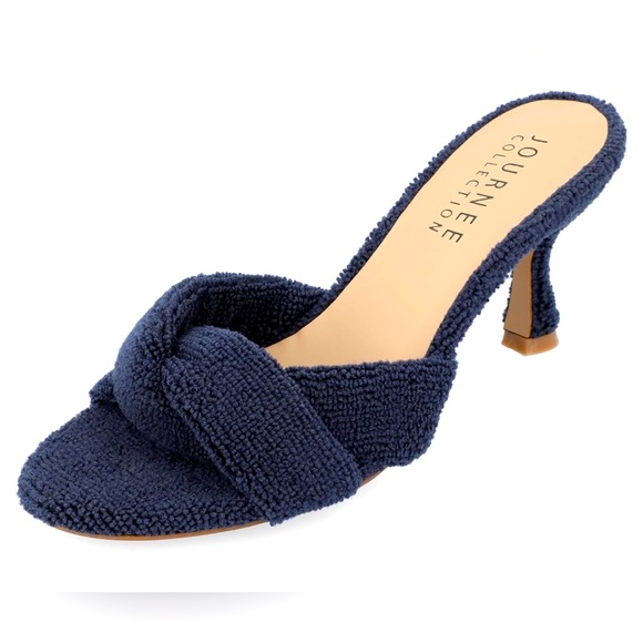 Journee Collection Shoes - 💚💚🌼NWOT Journee Collection Women's Mannon Pumps